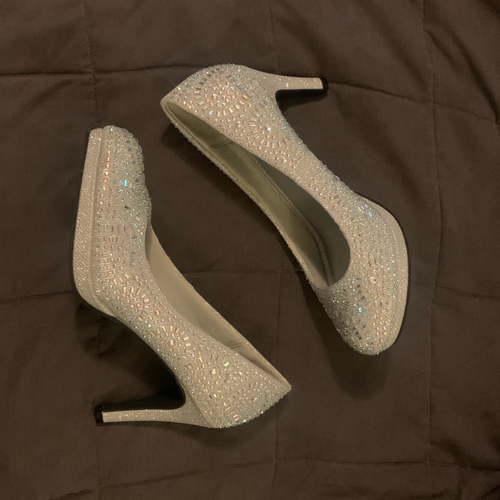 Silver Slipper size 9M sparkly dress shoes